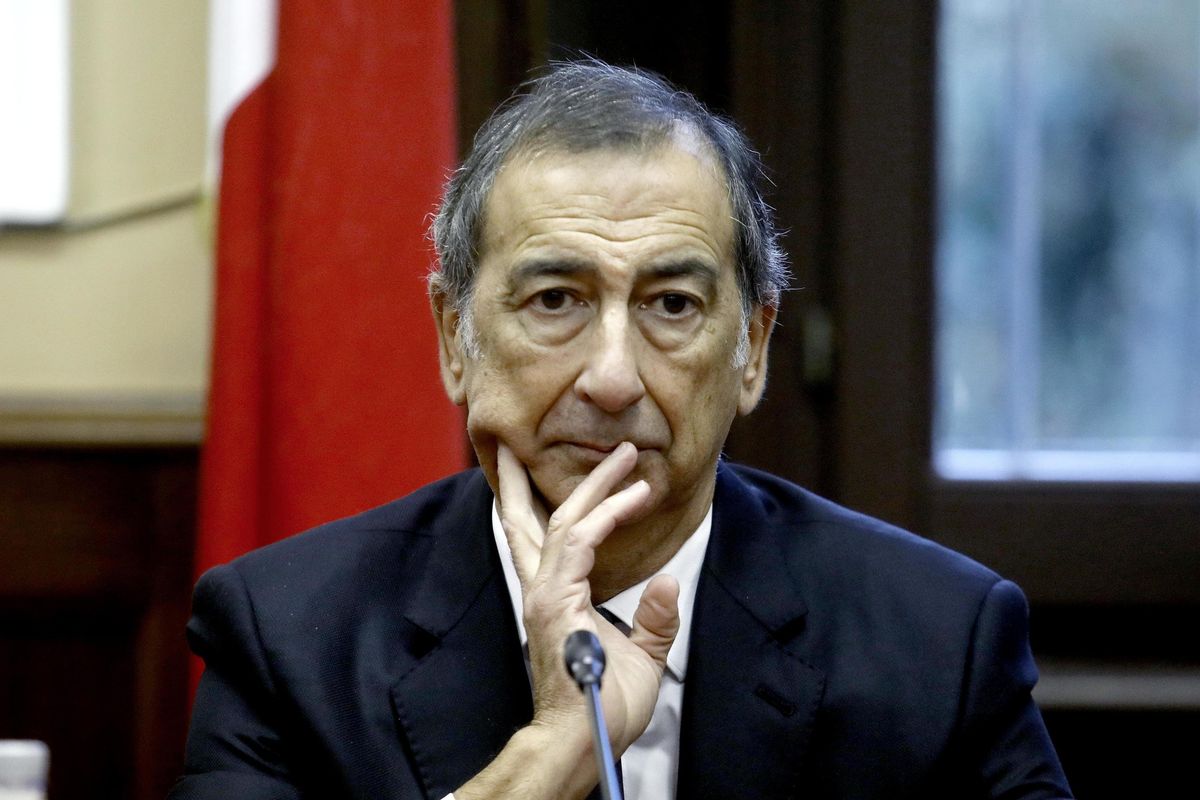 Sala appoggia la Schlein. È così inclusivo che non vede oltre i calzini arcobaleno