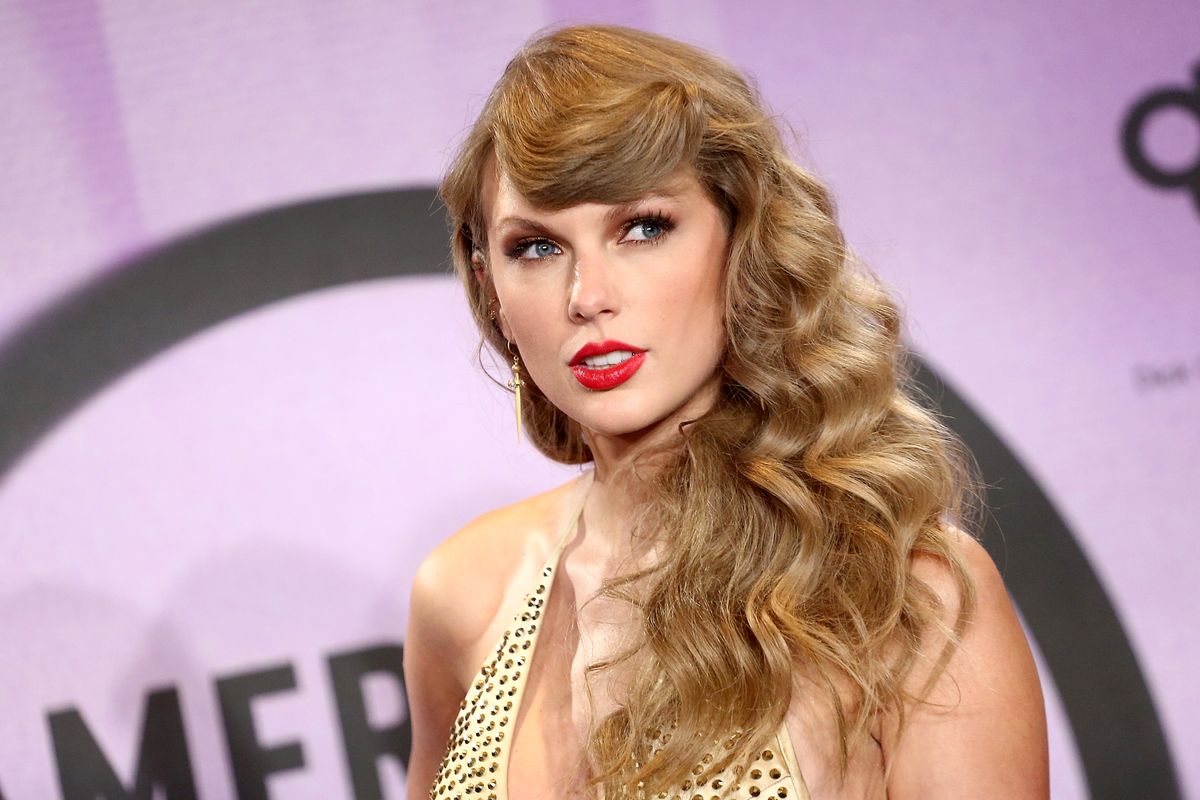 Taylor Swift wins for her Hunger Games penned song with the Civil