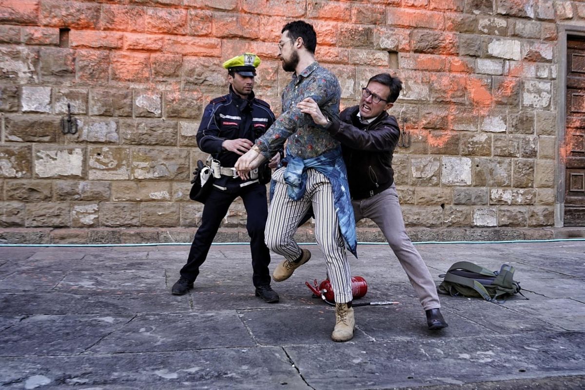 Nardella si fa lo spot da sceriffo: placca il writer e ripulisce il muro