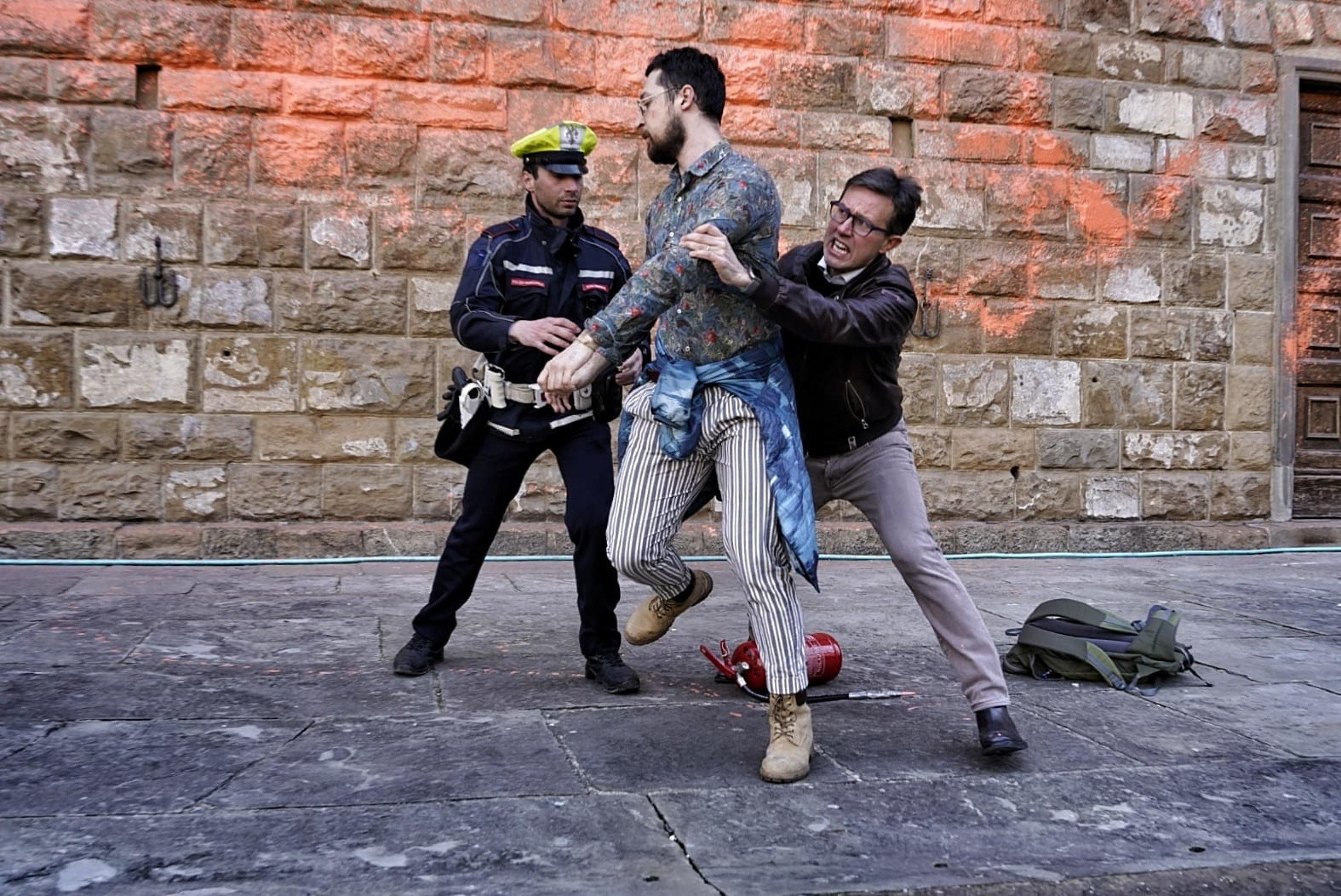 Nardella si fa lo spot da sceriffo: placca il writer e ripulisce il muro