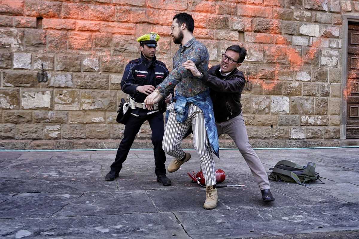 Nardella si fa lo spot da sceriffo: placca il writer e ripulisce il muro