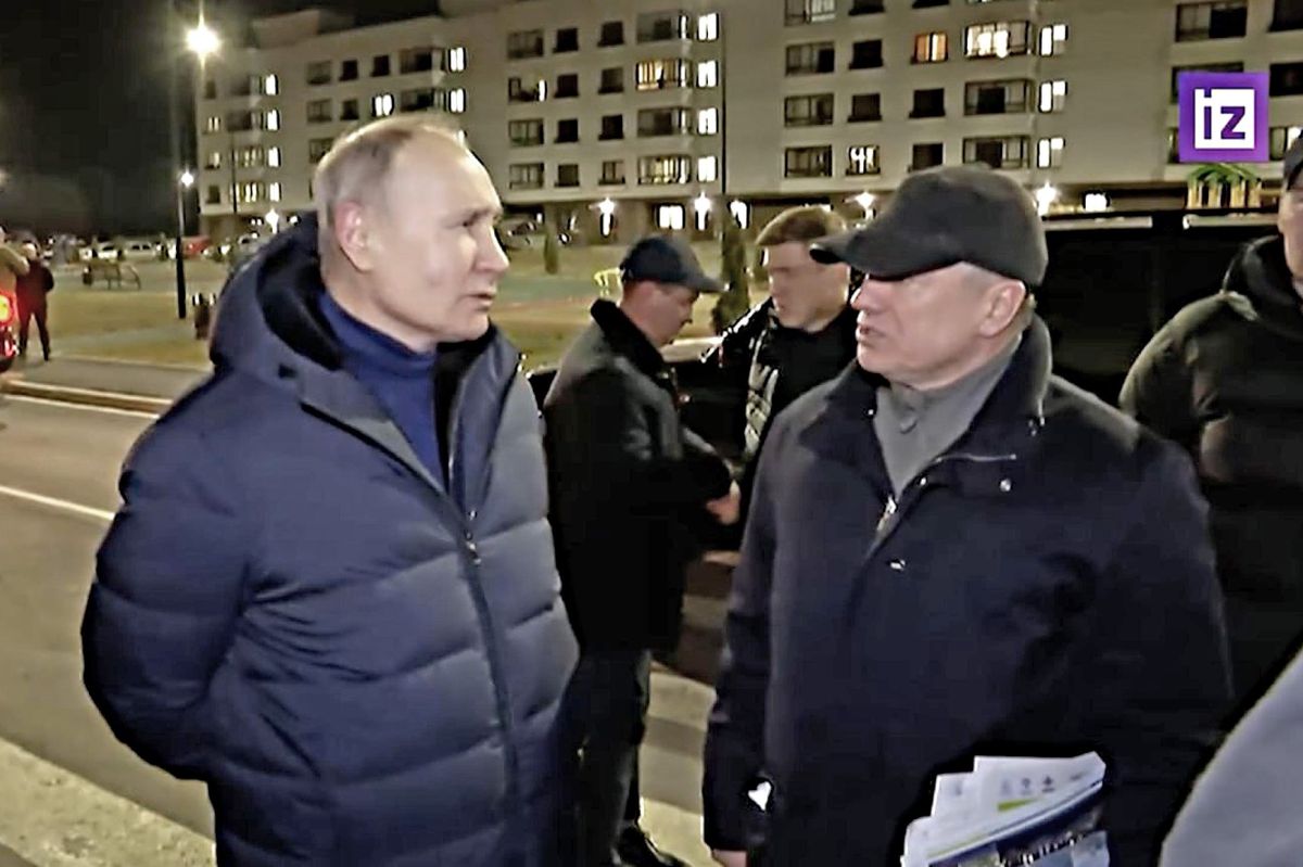 Putin appare sul fronte a Mariupol. Oggi accoglierà Xi Jinping a Mosca