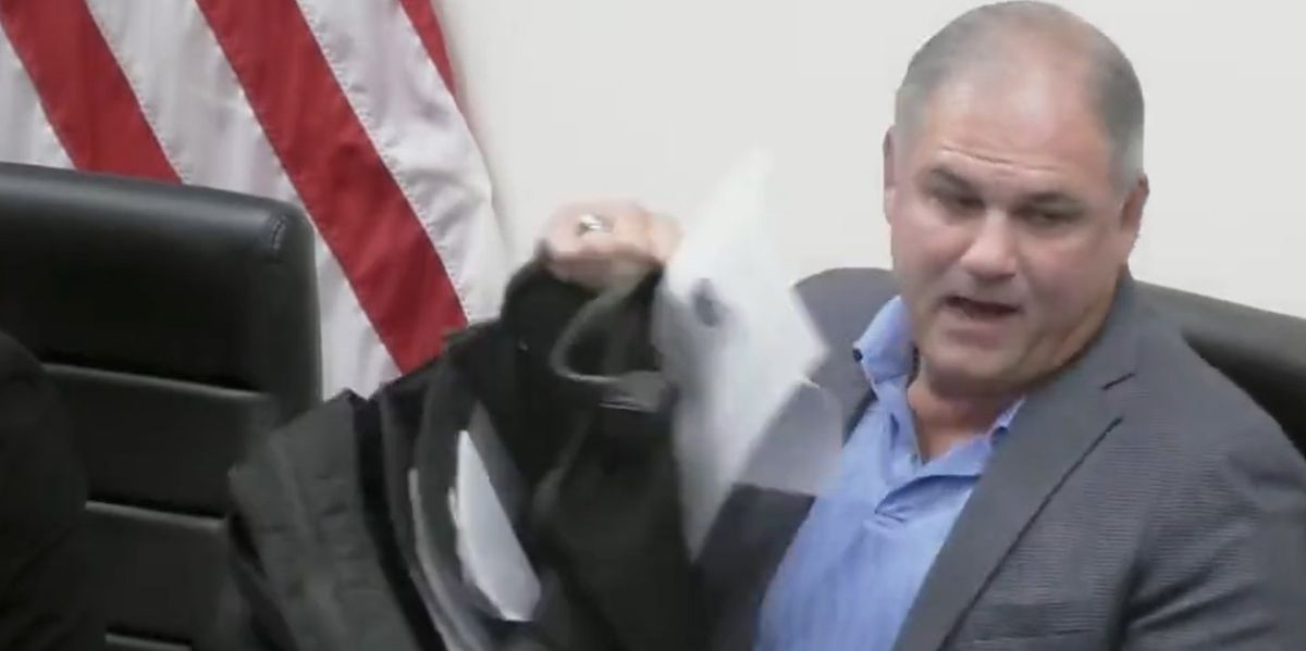 NextImg:Florida mayor calls it quits, starts packing his things in the middle of a city council meeting: 'This is simple math'