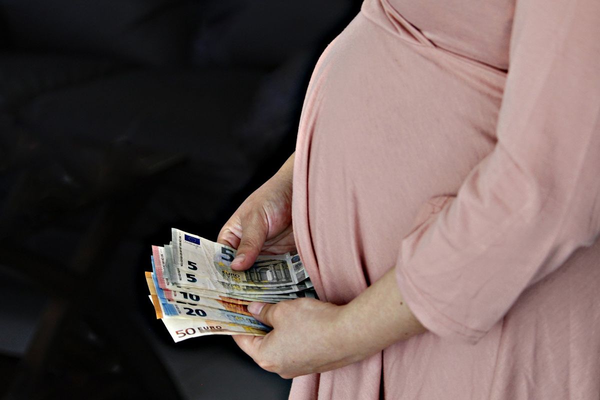 Noleggiare donne per avere bambini è abominevole