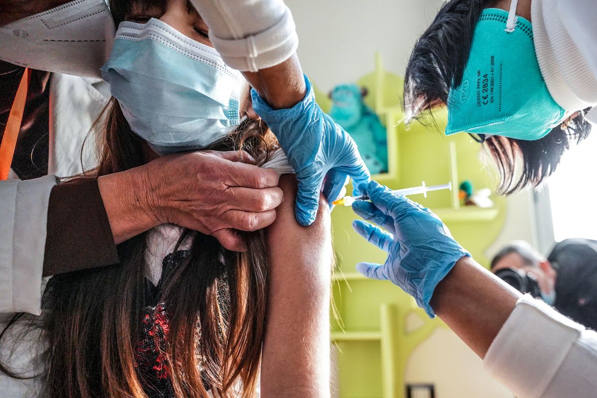 «I bambini si ammalano di meno». Ma li rincorrevano con la siringa