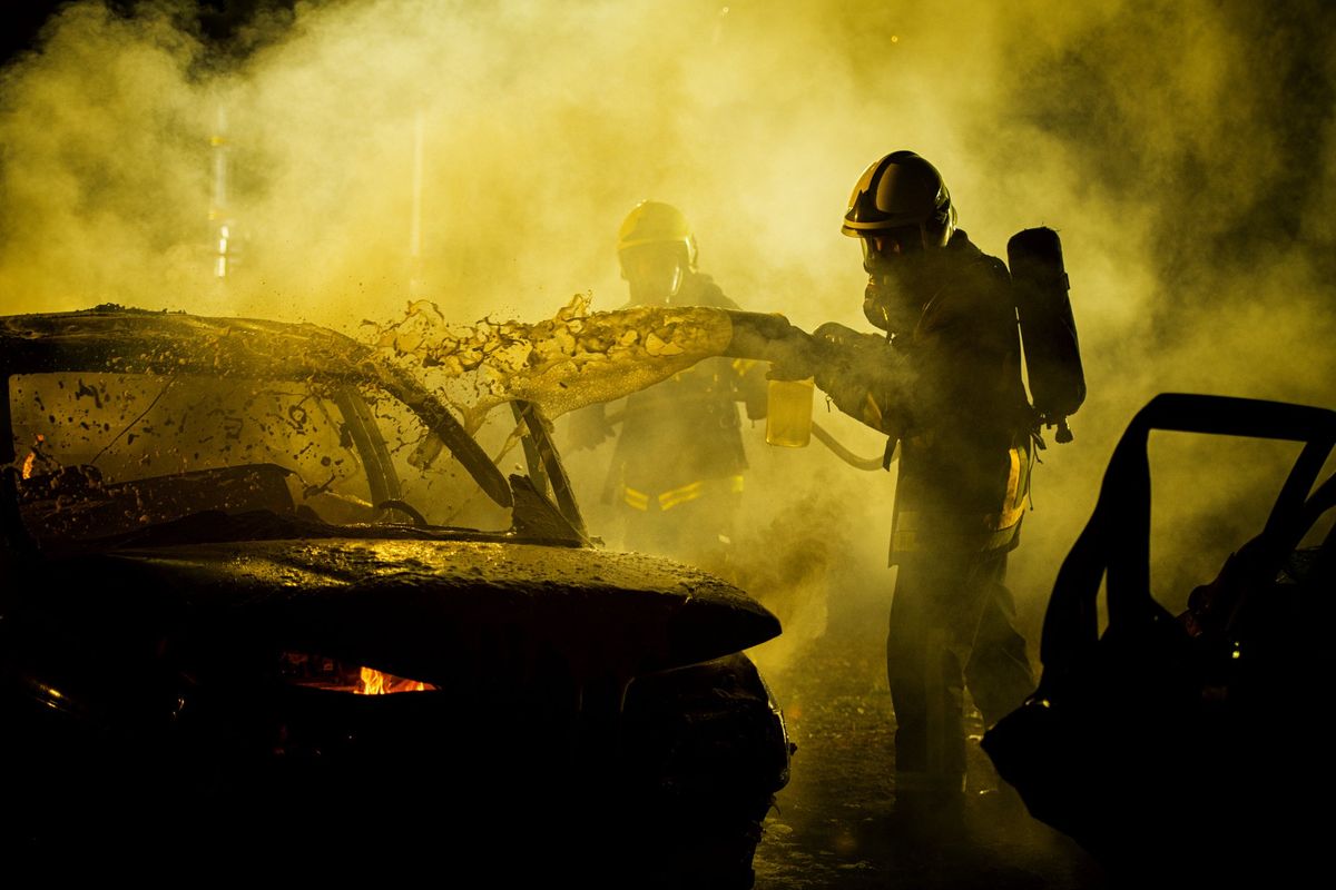 Spegnere un incendio sulle auto «verdi» richiede anche 4 ore e il quadruplo d’acqua