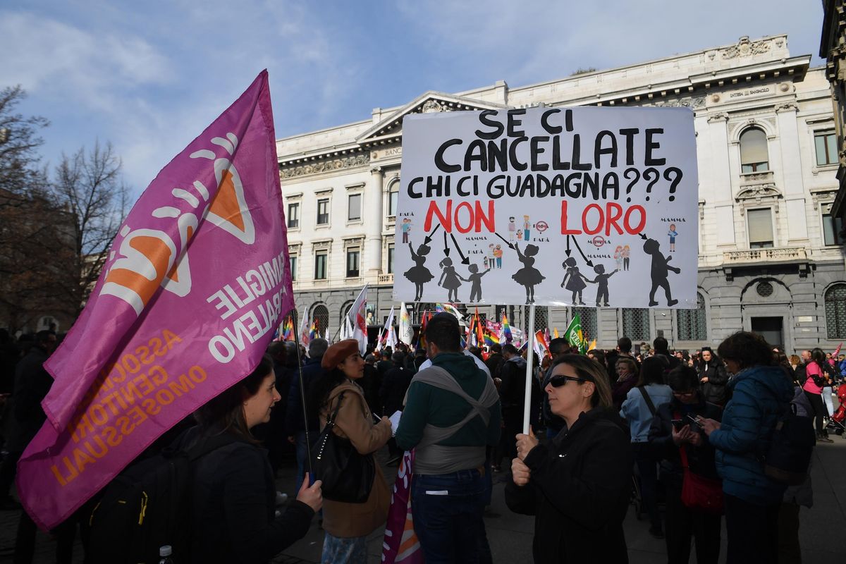 Sulle famiglie gay numeri a casaccio e discriminazioni di bimbi inventate