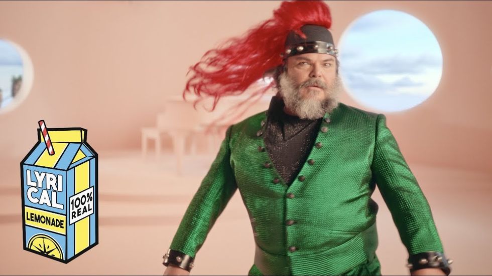 Jack Black tosses a Peach Bomb, Jack Black Tosses a Peach