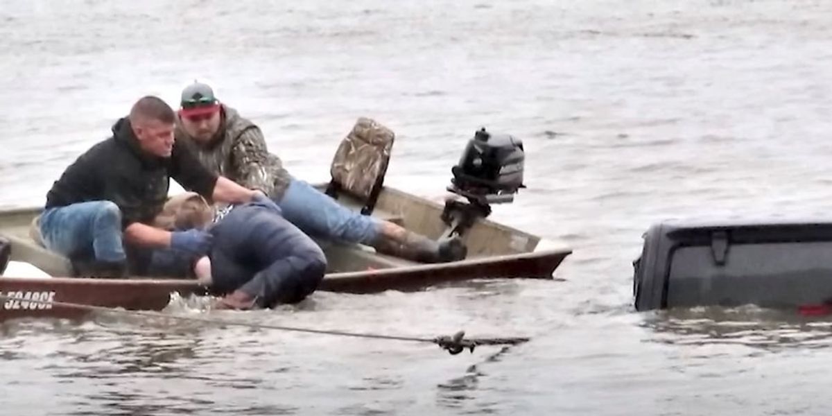 NextImg:Jeep found submerged in a lake was being dragged out when a live woman was discovered inside. She had been missing for 2 days.