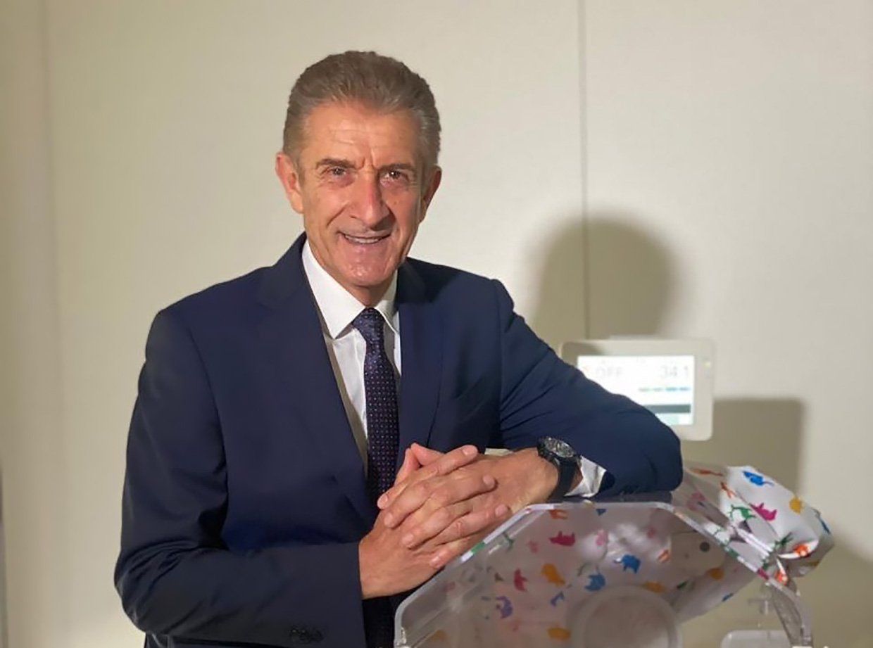 Ezio Greggio insultato perché cerca di far stare una mamma con suo figlio