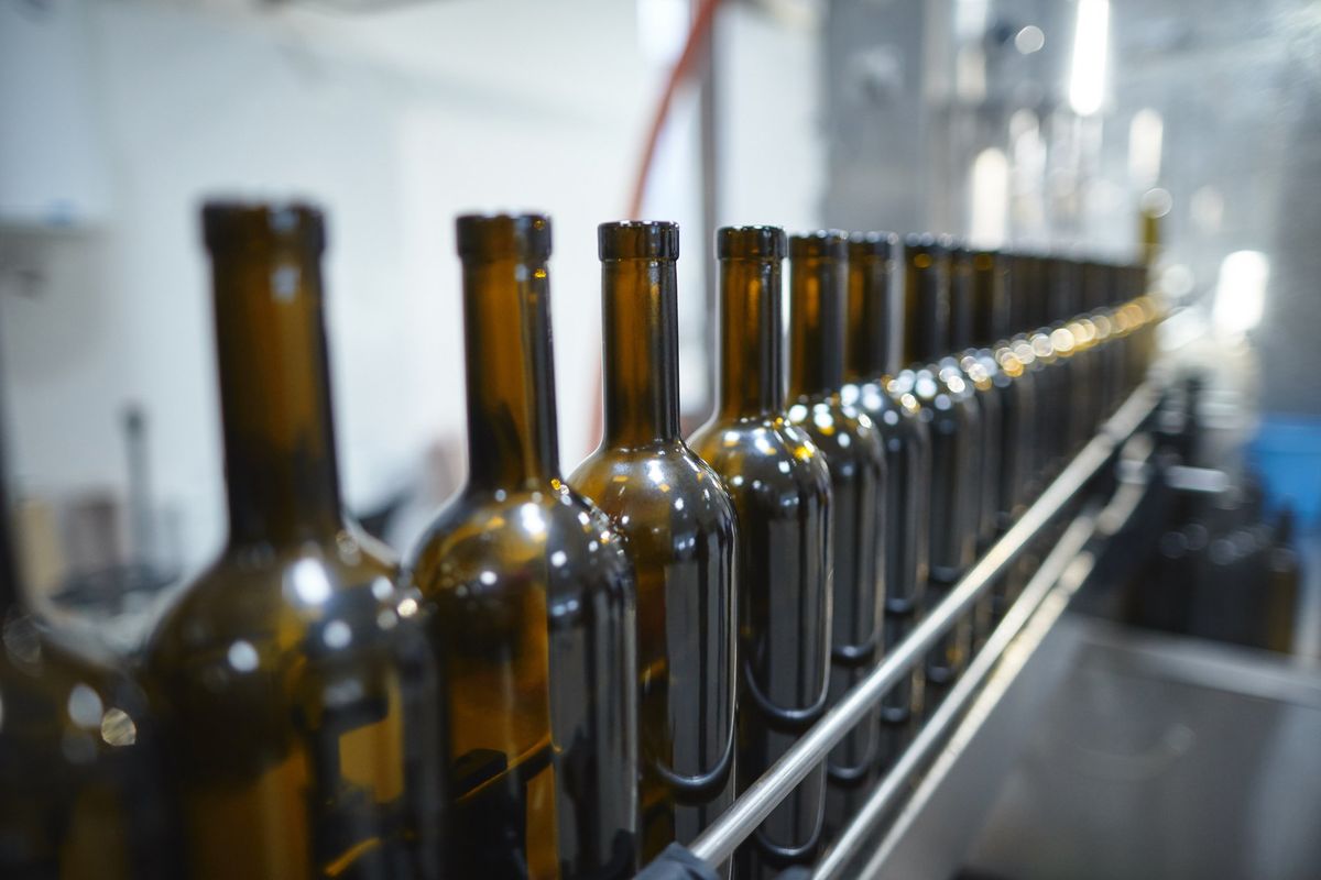 L’Ue impone bottiglie scadenti ai vini di pregio