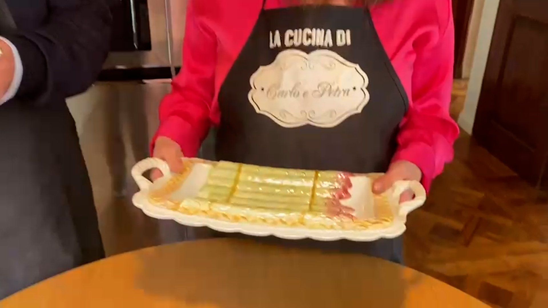 Le pillole di galateo di Petra e Carlo: come servire gli asparagi