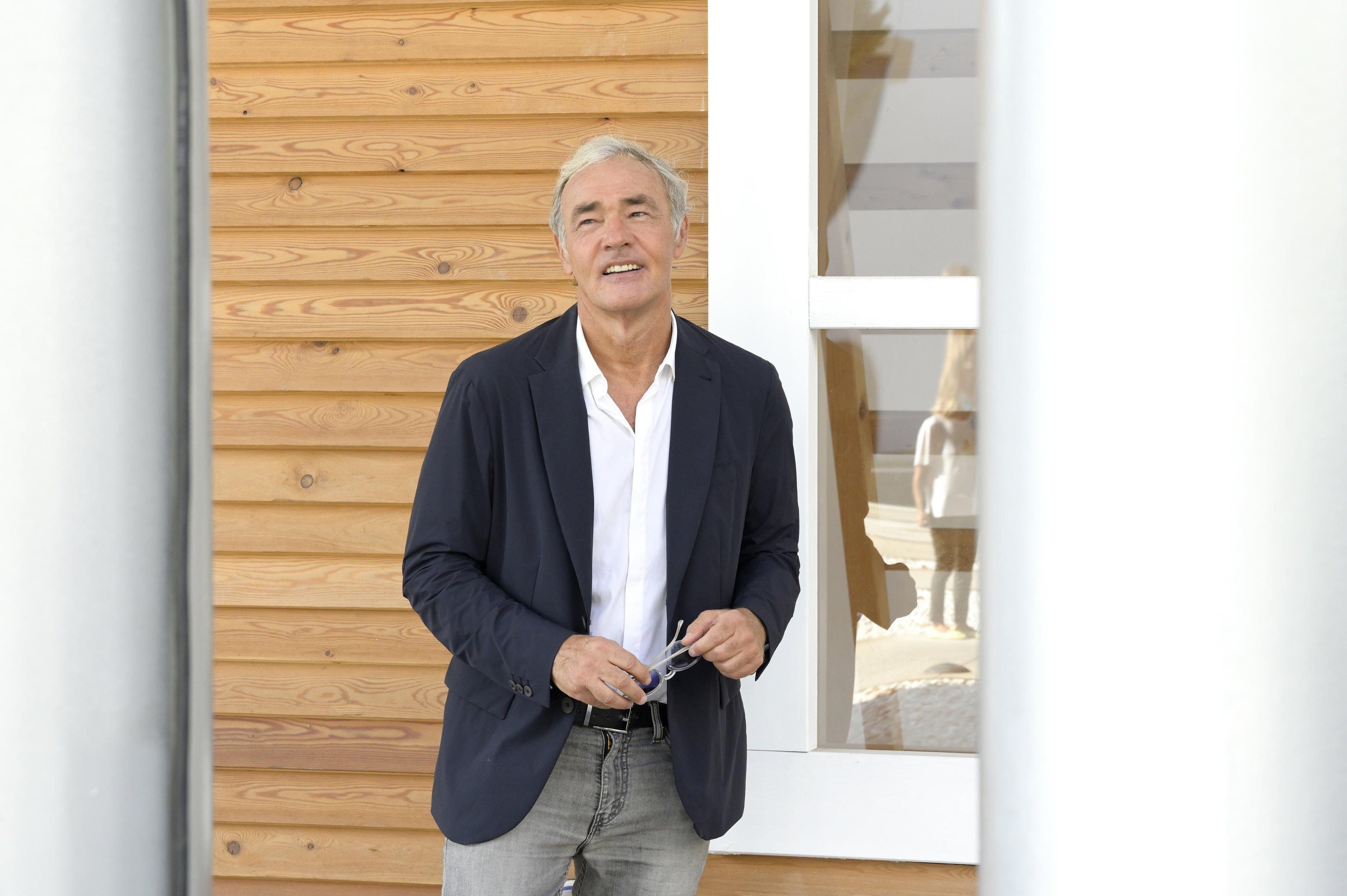 Giletti sepolto sotto una montagna di balle