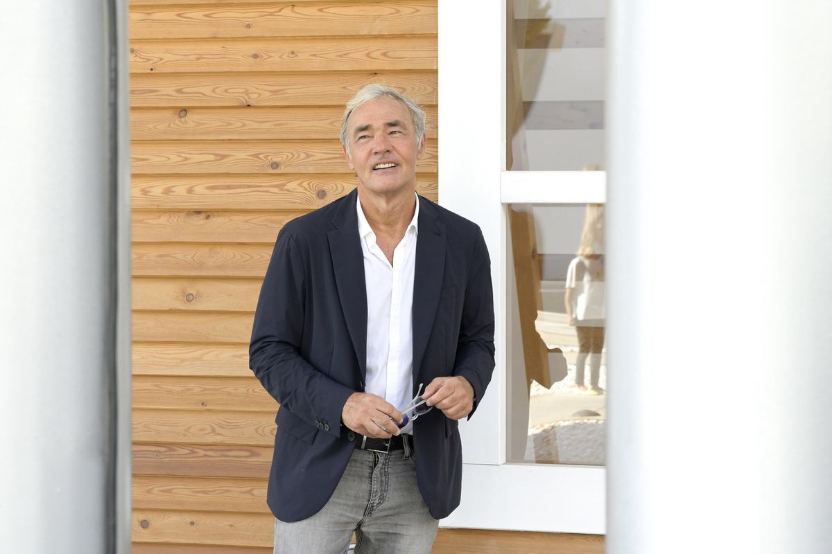 Giletti sepolto sotto una montagna di balle