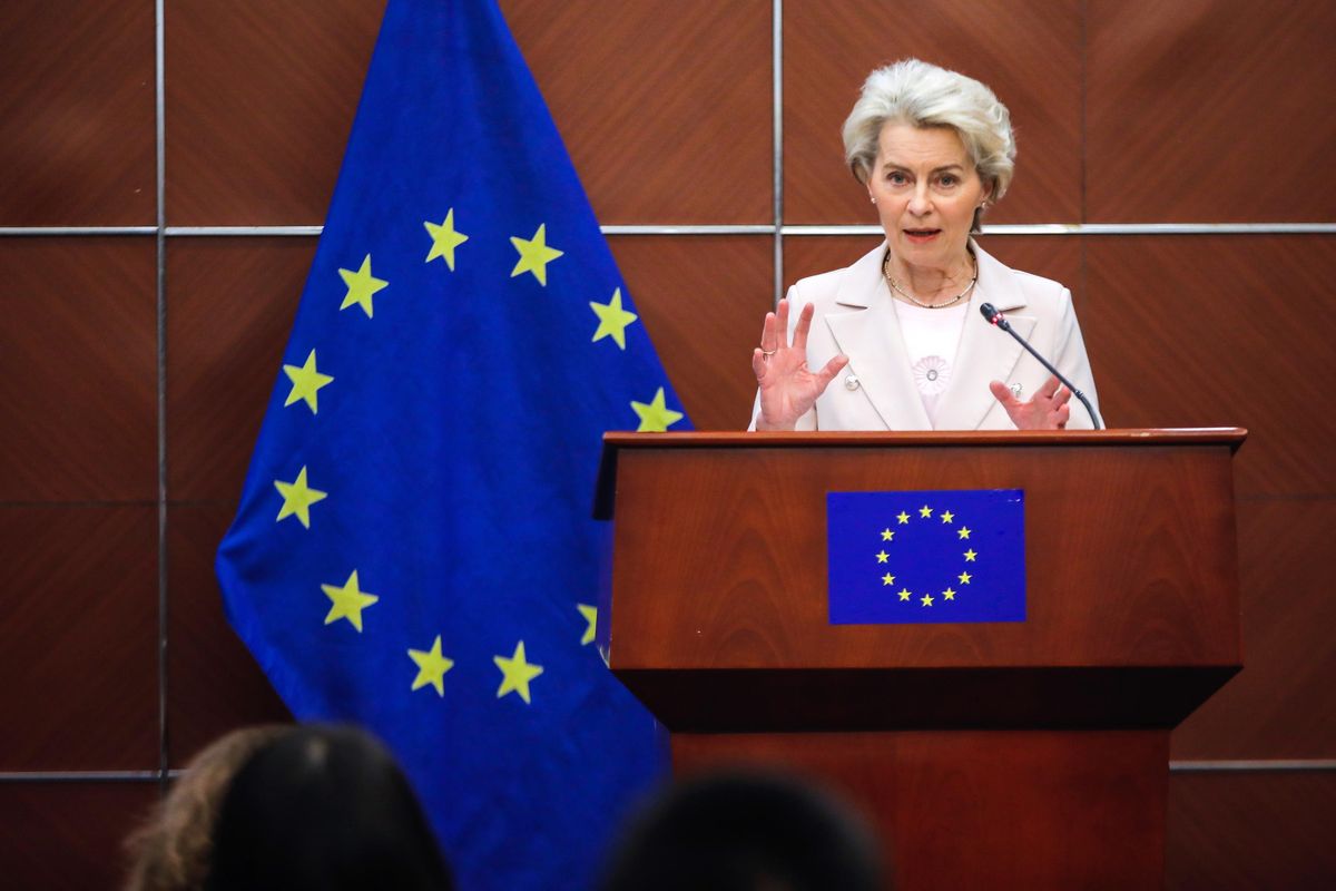 Guai per Ursula anche in Belgio. Denunciata per gli sms con Pfizer