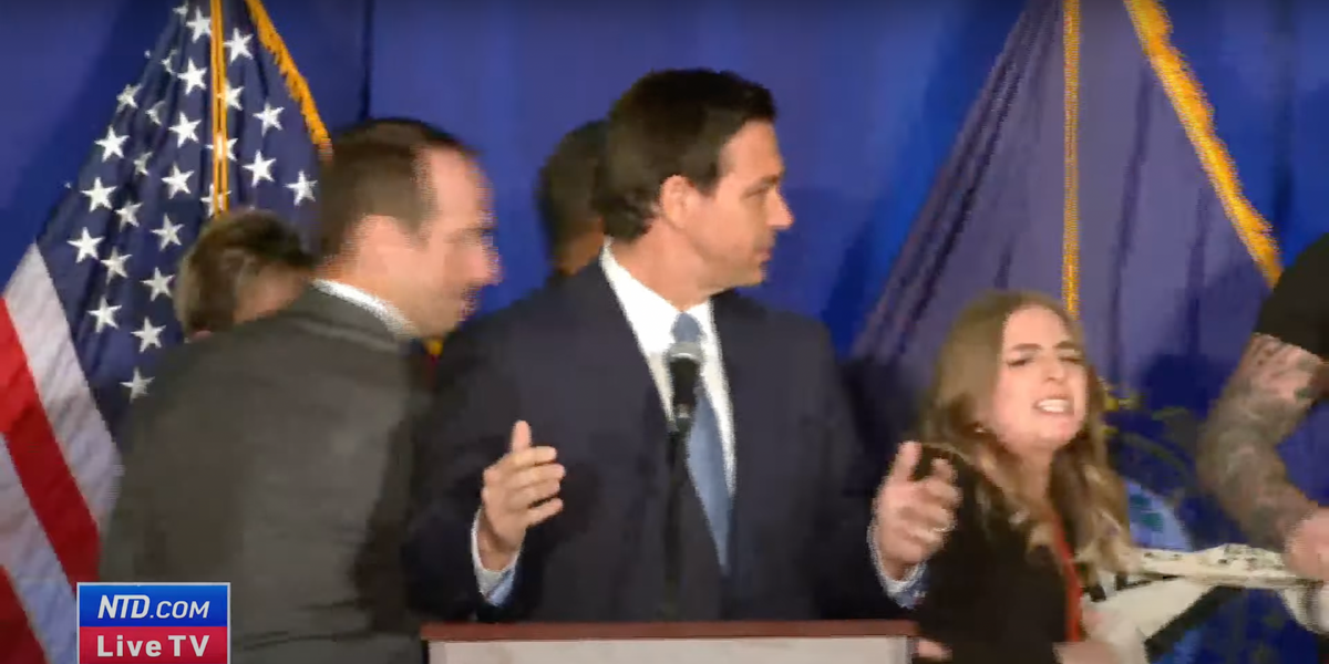 NextImg:DeSantis speech briefly disrupted by protesters in New Hampshire