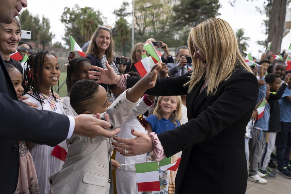 La Meloni in Africa boccia il partito unico e stringe sui migranti