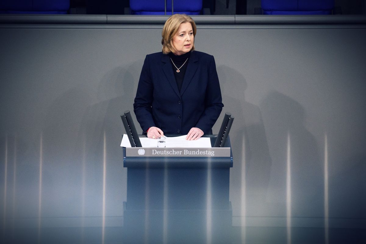 Mentre qui vogliono insabbiare gli sbagli, mezza Europa indaga su diktat e vaccini