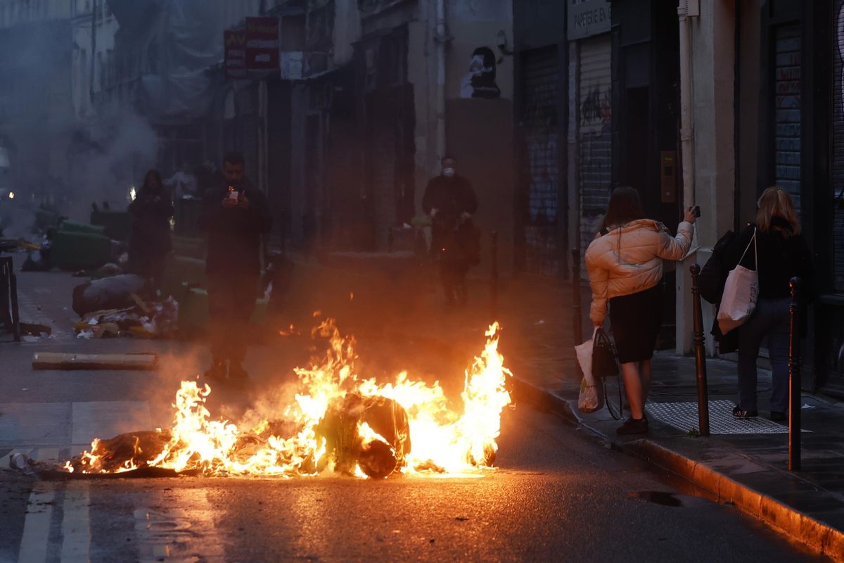 Macron firma di notte e sfida la piazza