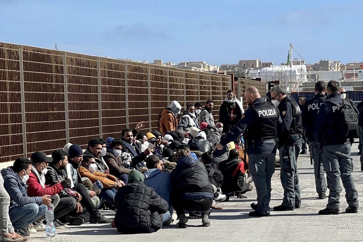 Sui migranti il Pd sgambetta i suoi sindaci