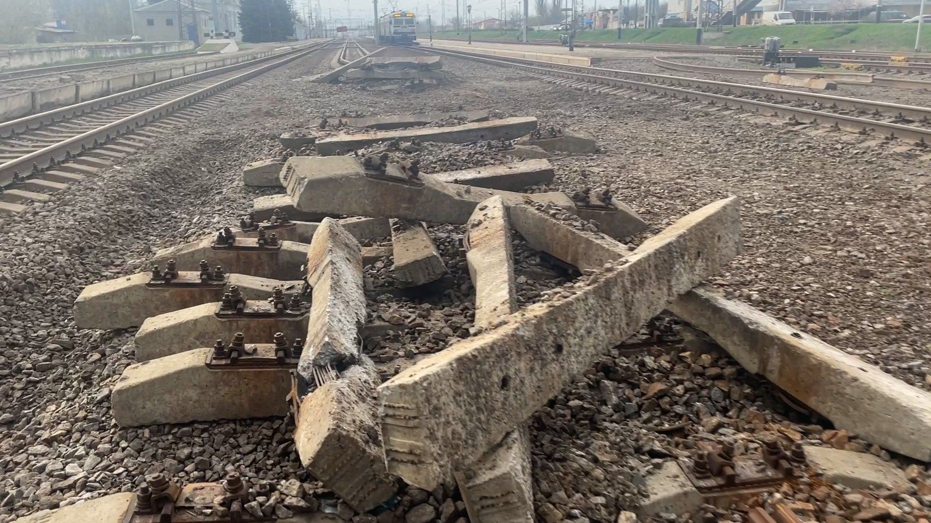 Reportage Ucraina, l'attacco alla ferrovia dietro al fronte di Bakhmut