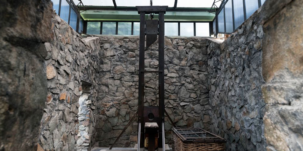 NextImg:Couple uses guillotine to behead themselves in sacrificial fire ritual