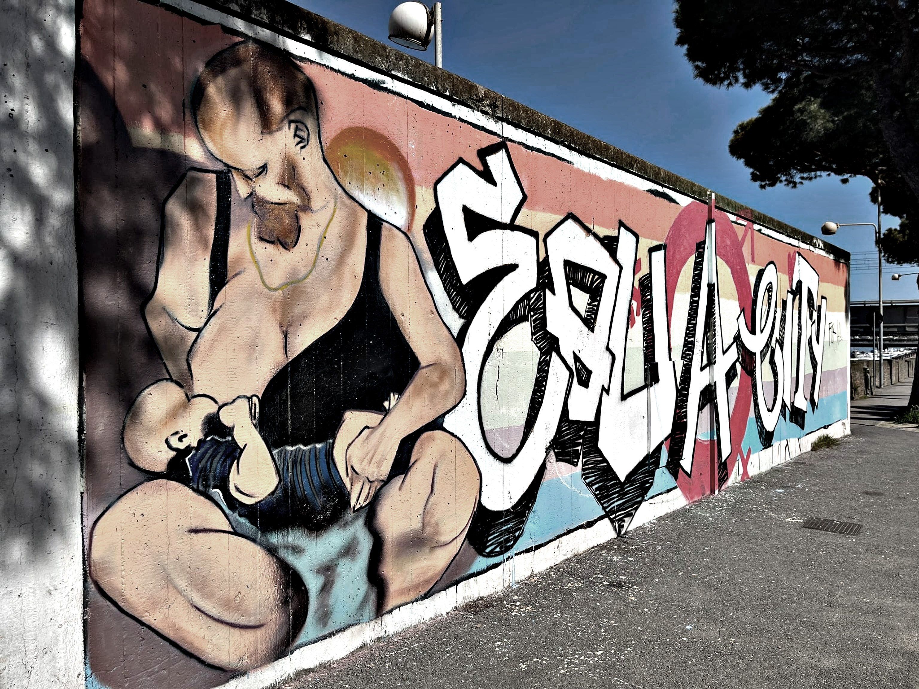 Imbiancato il murale dell’uomo che allatta: il sindaco sbrocca e la Digos fa indagini