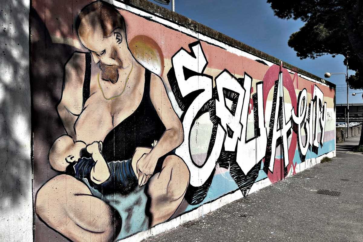 Imbiancato il murale dell’uomo che allatta: il sindaco sbrocca e la Digos fa indagini