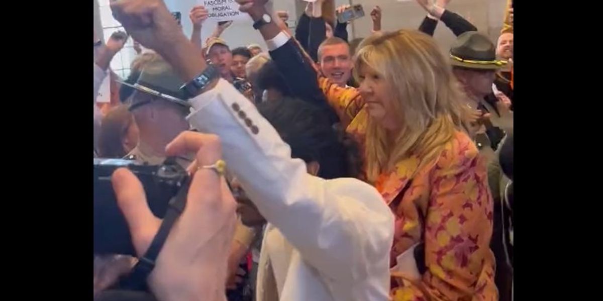 Tennessee Cumhuriyetçileri Irkçı, Hem Kamuda Hem de Özel Olarak Yolsuz Yaraklar, Ne Kadar Şok Edici