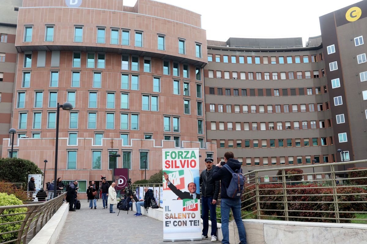 «Il Cav sta meglio, siamo fiduciosi». La famiglia in ospedale a fare il tifo