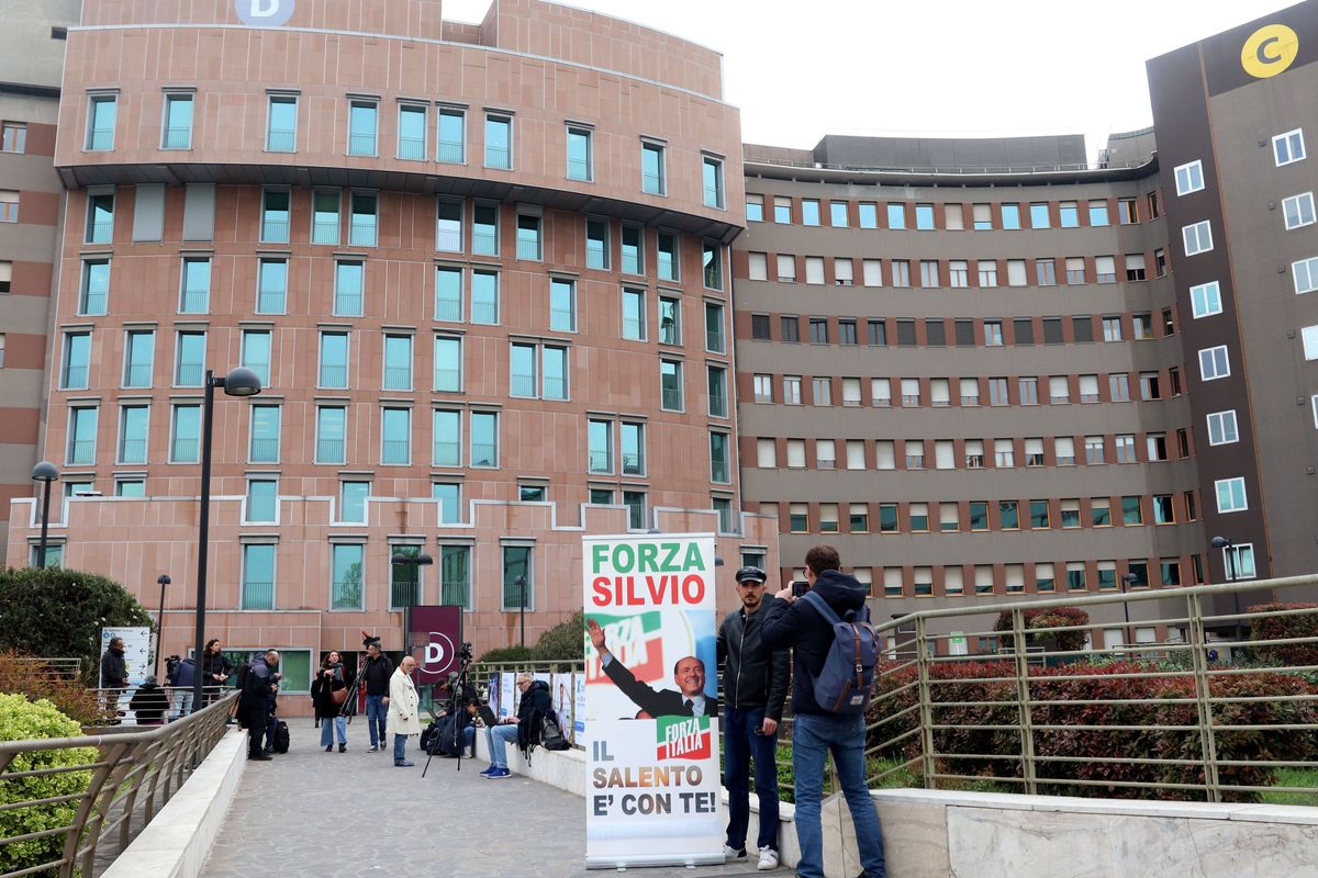 «Il Cav sta meglio, siamo fiduciosi». La famiglia in ospedale a fare il tifo