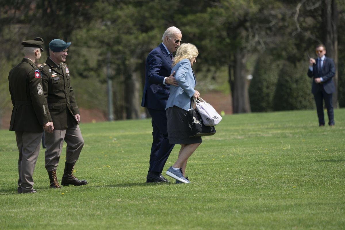 Giudice sospende la pillola abortiva e Biden si scaglia contro la sentenza