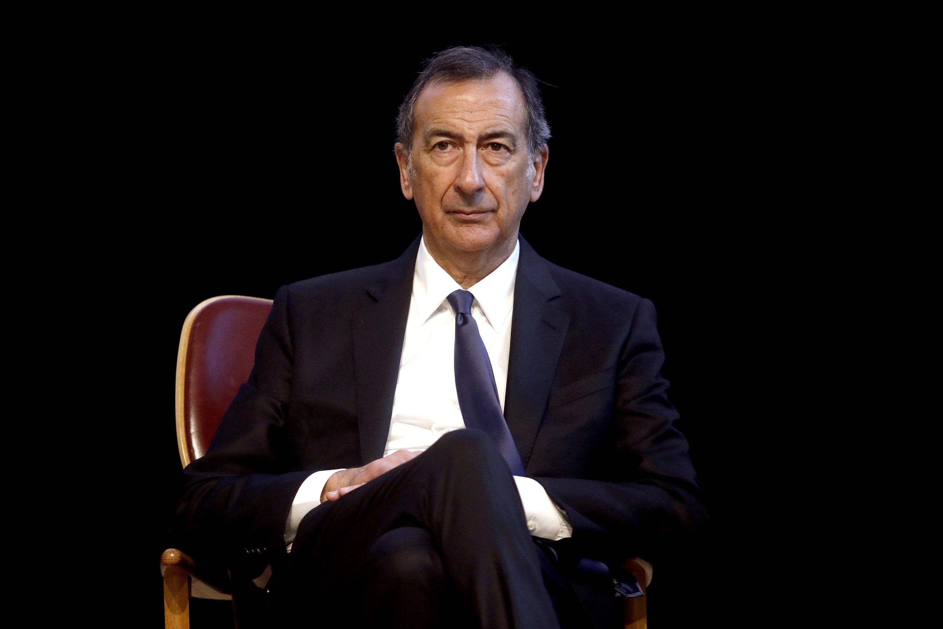 Il sindaco di Milano scende sulla terra e avvisa che ci sono i ladri nel suo metrò