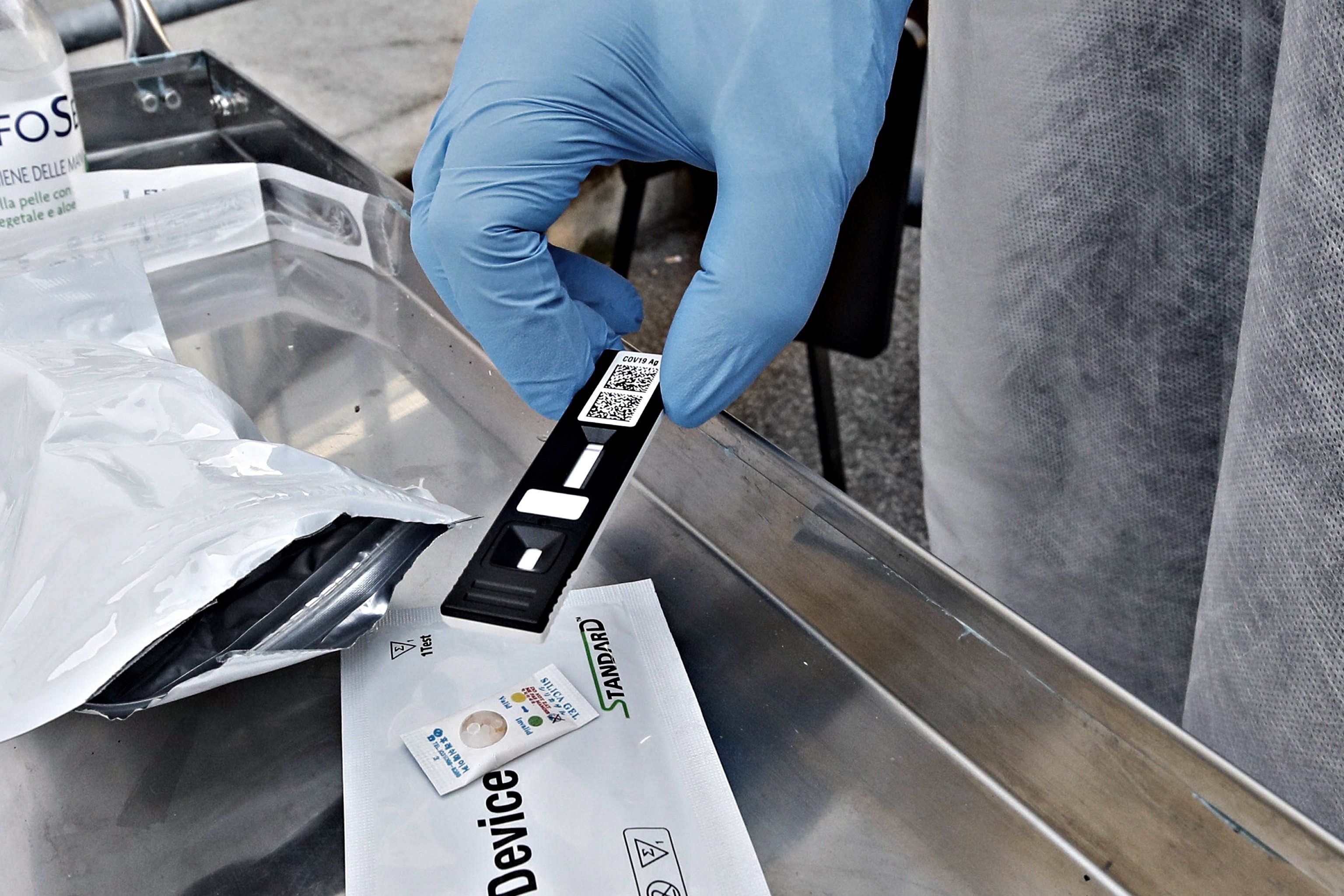 Ospedali liberi di imporre ancora i tamponi