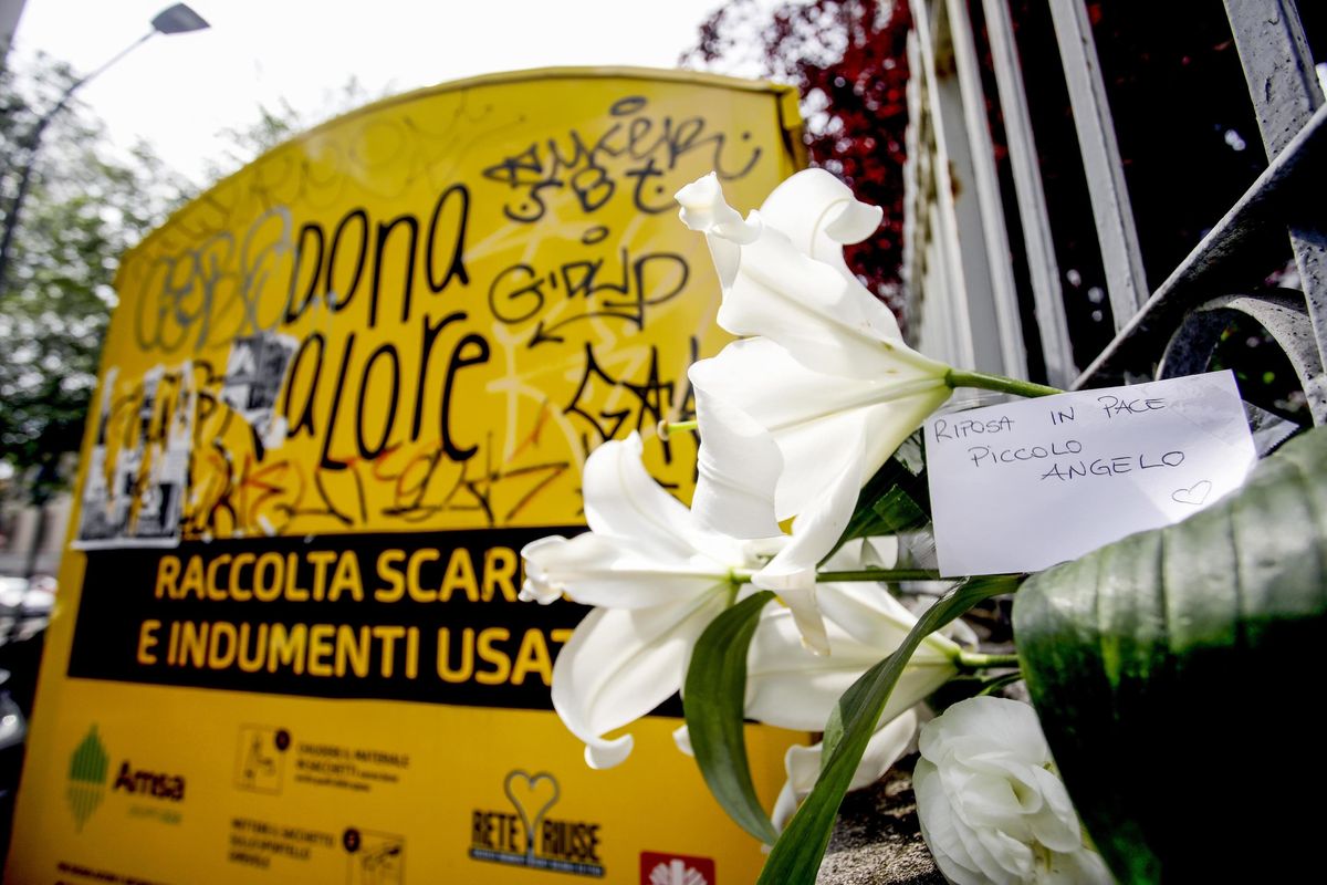 A Milano si sbarazzano di una neonata lasciandola in un cassonetto di vestiti