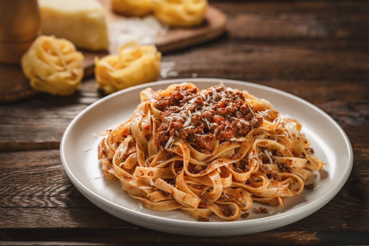 Il ragù alla bolognese. Storia, segreti e varianti del principe dei sughi