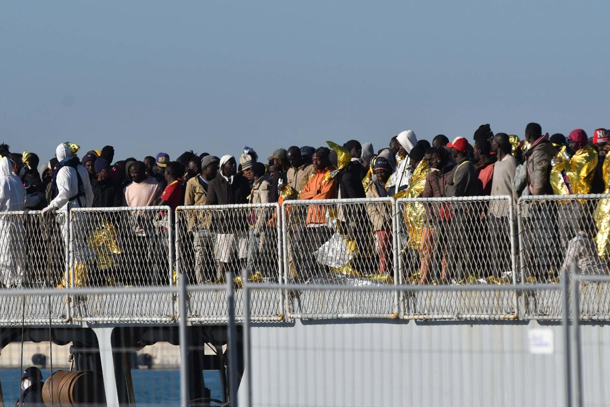 Oltre 42.000 sbarchi in quattro mesi. Ma le Ong ignorano Malta e frignano