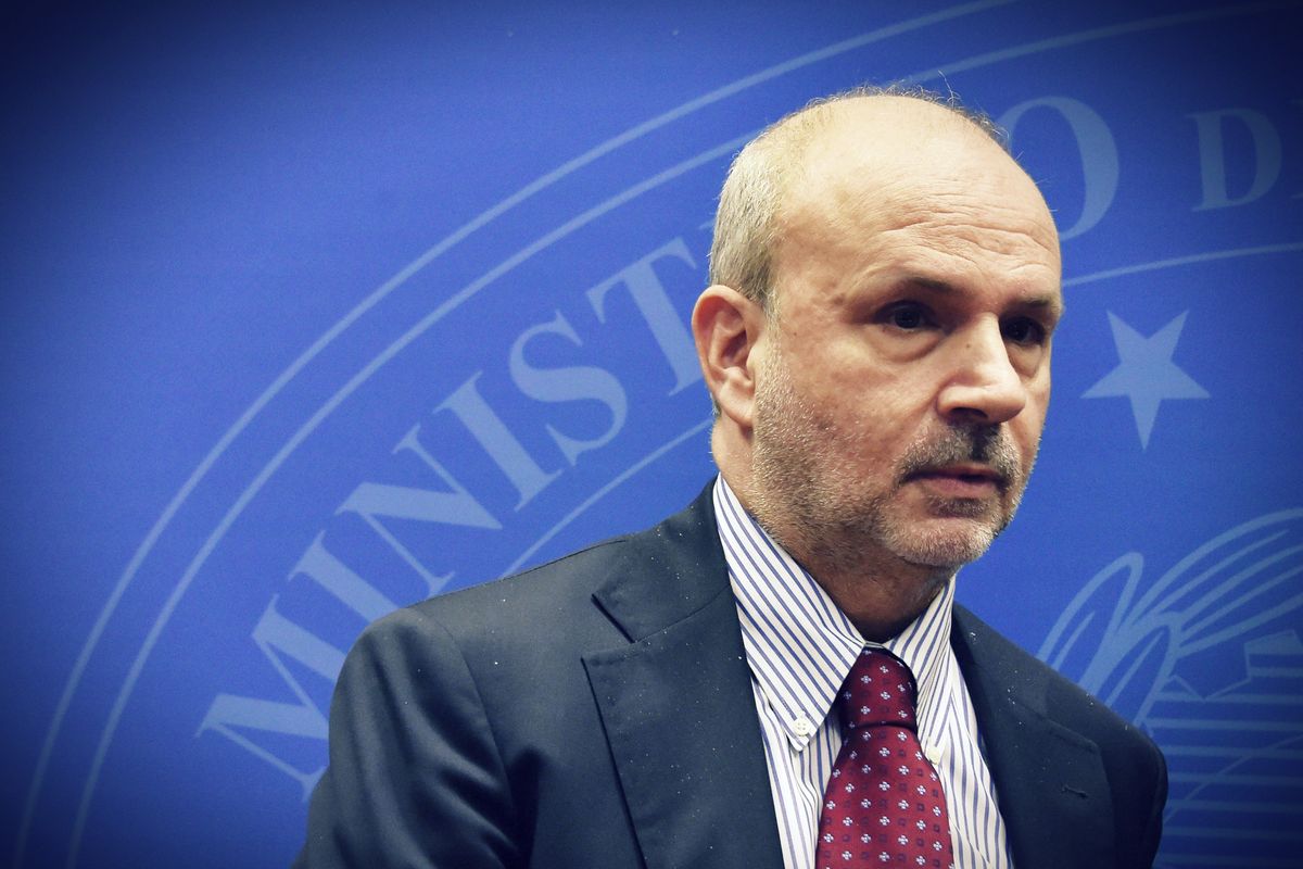 Schillaci combina un altro pasticcio: siamo all’anarchia delle mascherine