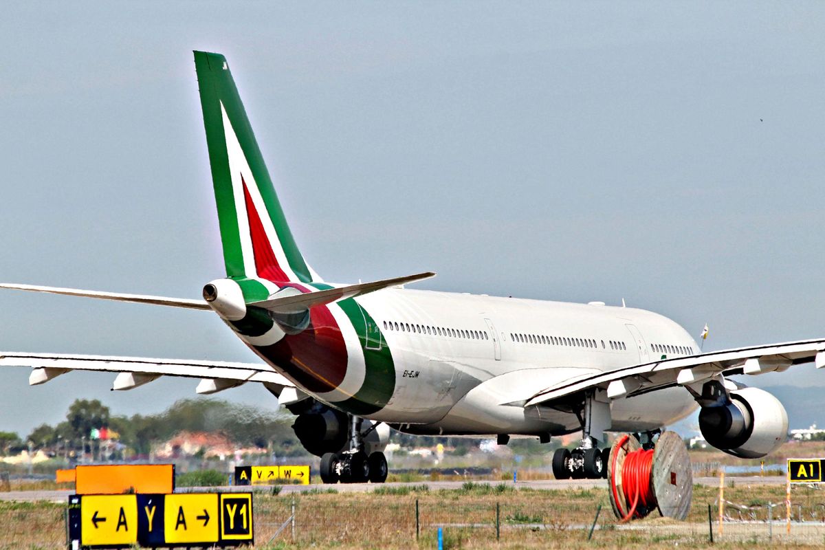 Nel dl Lavoro 257 milioni per Alitalia. Niente sgravi per chi assume badanti