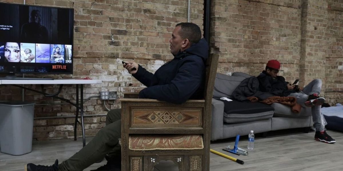 NextImg:Chicago police stations housing migrants who are sleeping in entryways: 'They clearly do not have a plan'