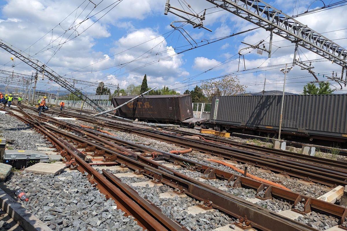 Treni nel caos, Salvini: «Ferrovie vecchie»