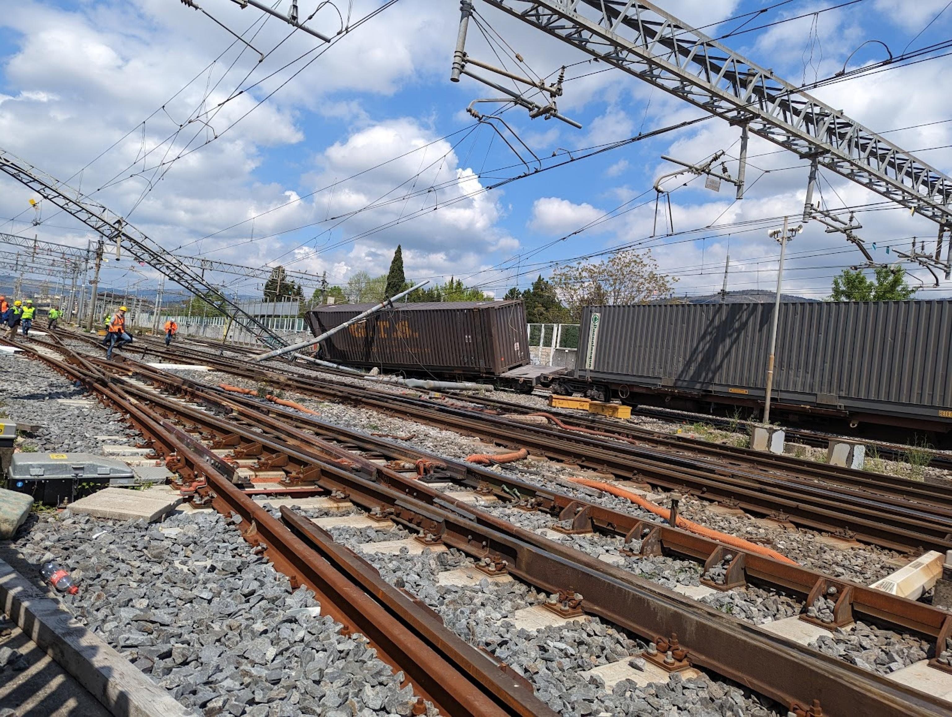 Treni nel caos, Salvini: «Ferrovie vecchie»