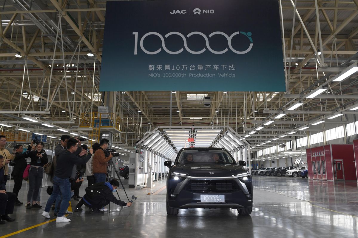 Le auto elettriche Usa tagliano i listini. I cinesi le imbarcano. L’Ue resta a guardare