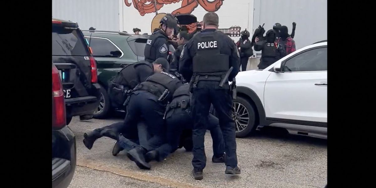 NextImg:Far-left militants accused of pepper-spraying protesters while they were praying outside reportedly 'family-friendly' drag show; 3 arrested