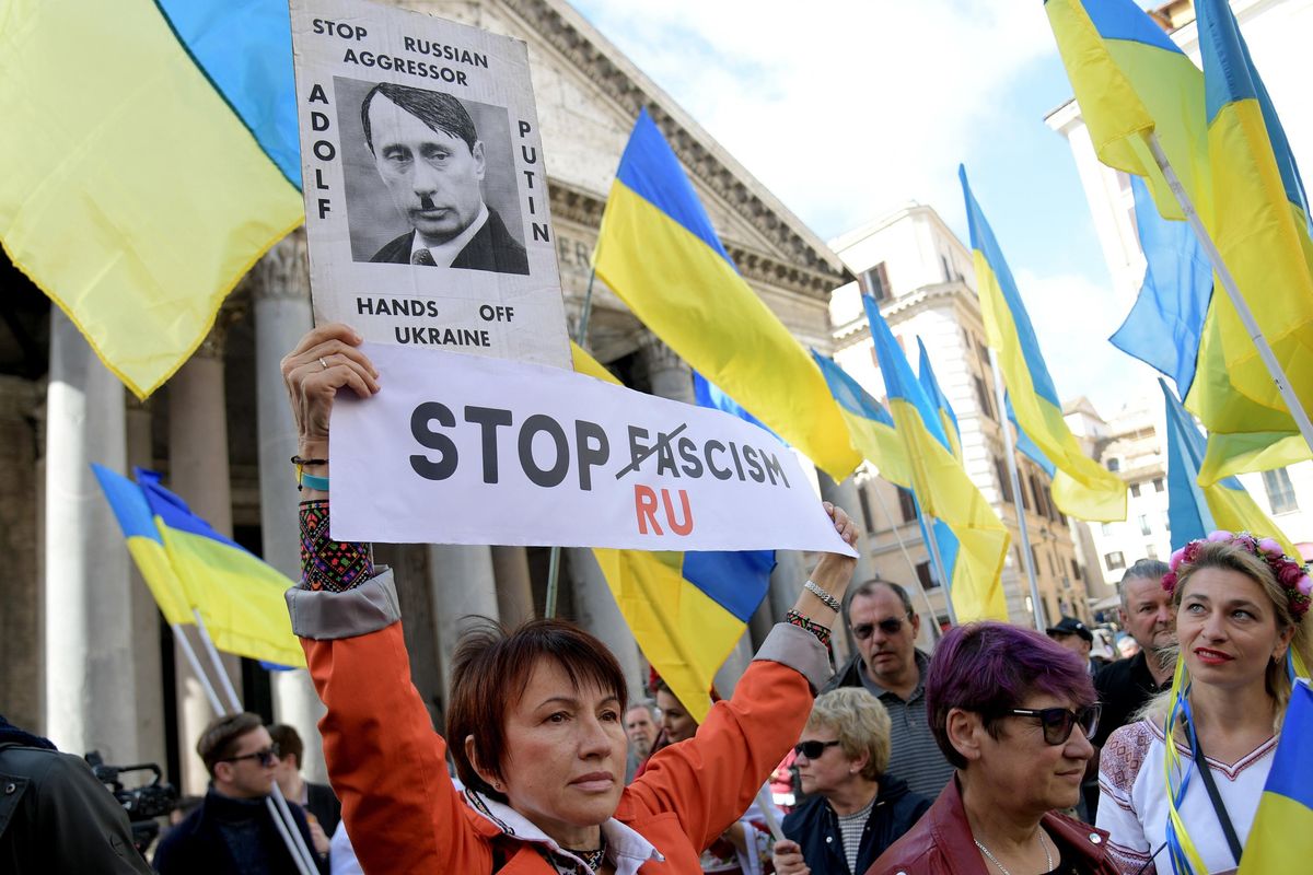 Vacilla lo schema «partigiani=Kiev». Cacciata dal corteo la bandiera Nato