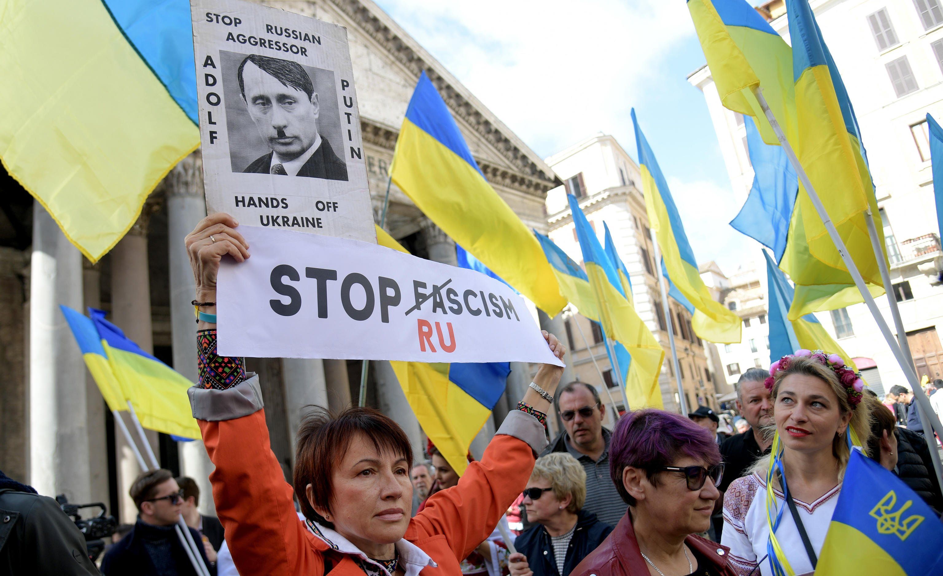 Vacilla lo schema «partigiani=Kiev». Cacciata dal corteo la bandiera Nato