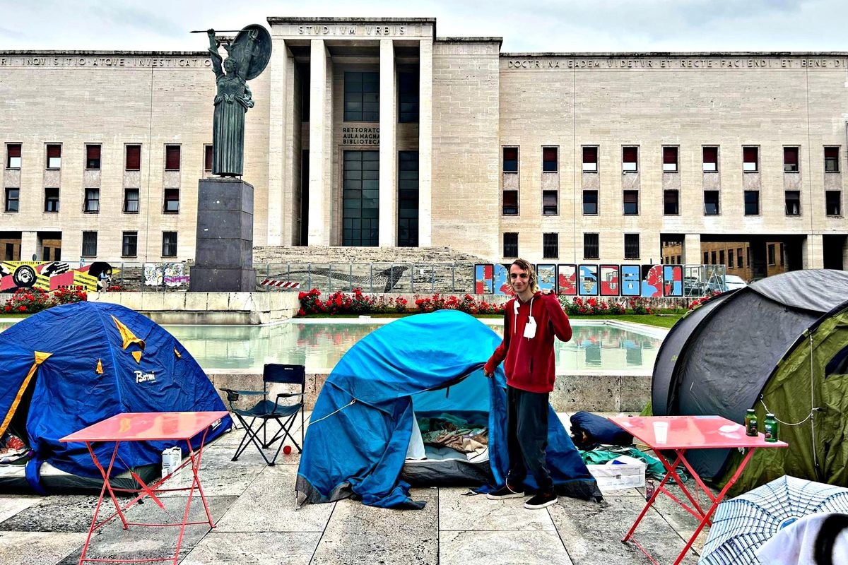 La farsa delle tende per il caro affitti serve a non parlare del nodo stipendi