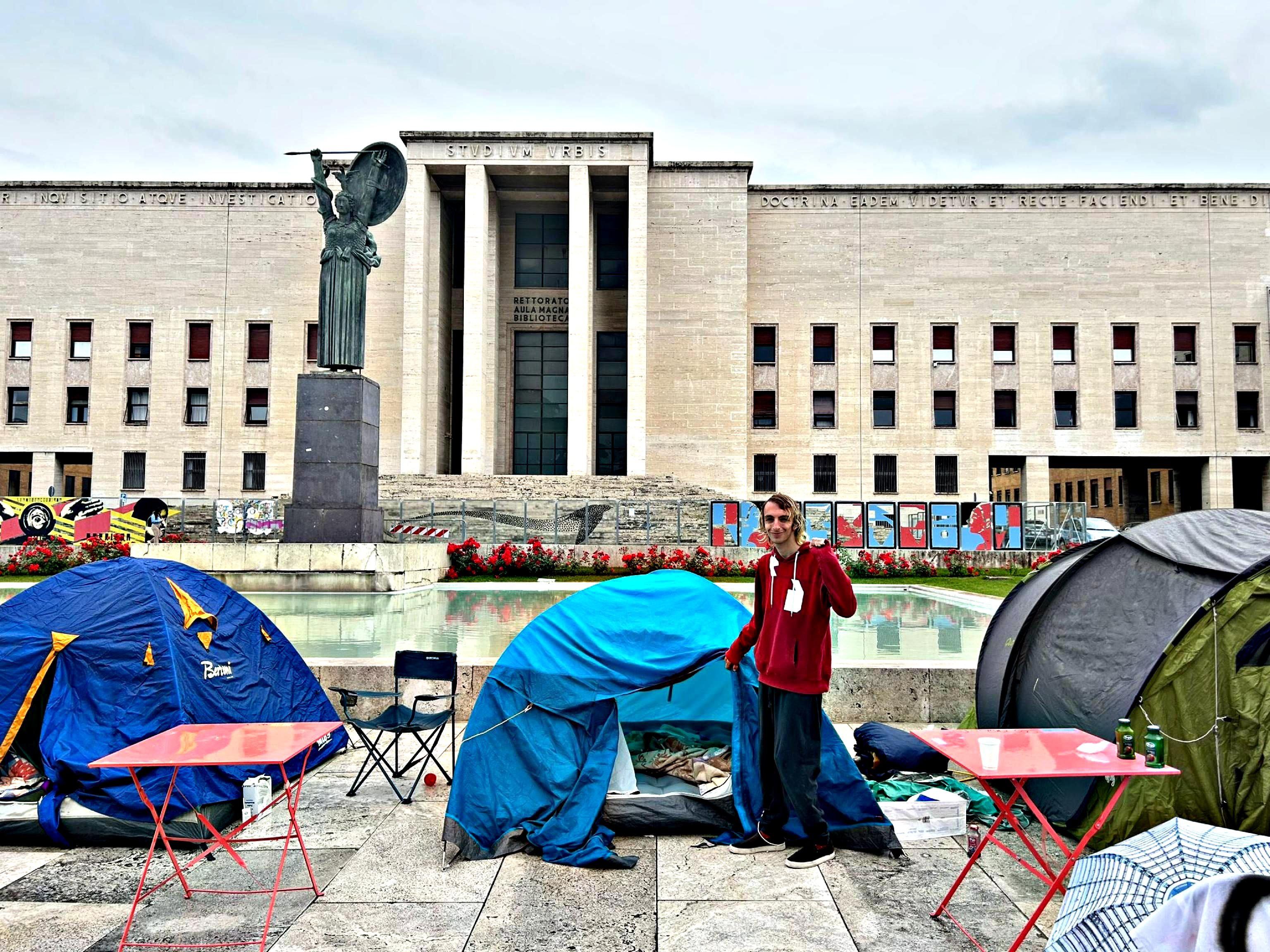 La farsa delle tende per il caro affitti serve a non parlare del nodo stipendi