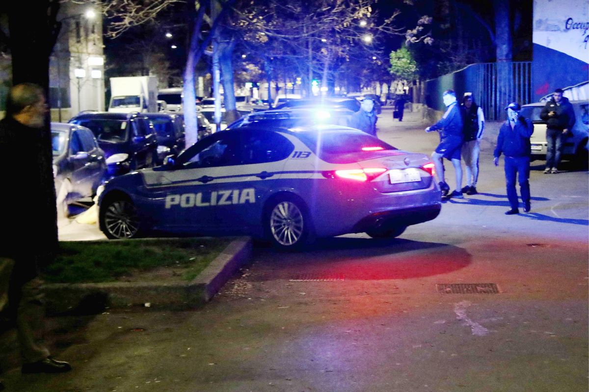 Africano segue donna fino a casa: entra di forza e tenta di stuprarla