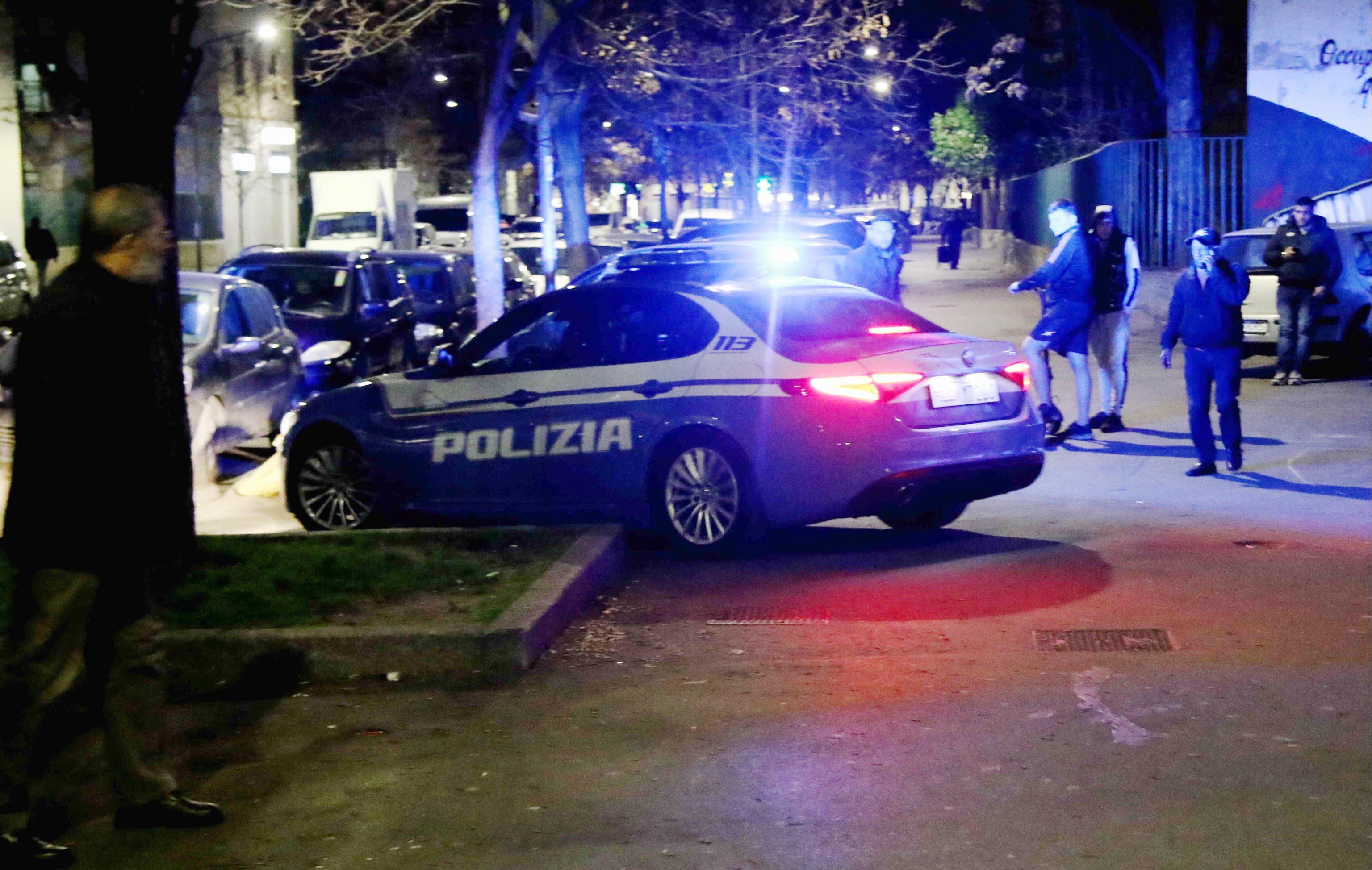Africano segue  donna fino a casa: entra di forza e tenta di stuprarla